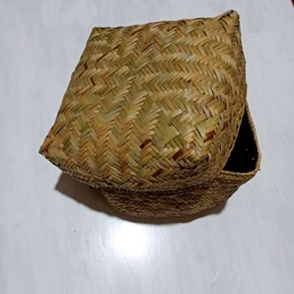 Rice box with a cover made out of reed brown color