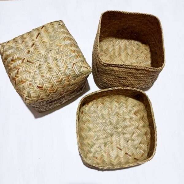 Rice box with a cover made out of reed brown color